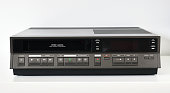 ein-alter-vintage-videorecorder-aus-den-1980er-jahren-steht-auf-einem-dunklen-tisch-mit-einem.jpg?b=1&s=170x170&k=20&c=IwbJZTQ6D5hhUwm5yY_uvydw2I9ikzihuyg_8l1GfoY=