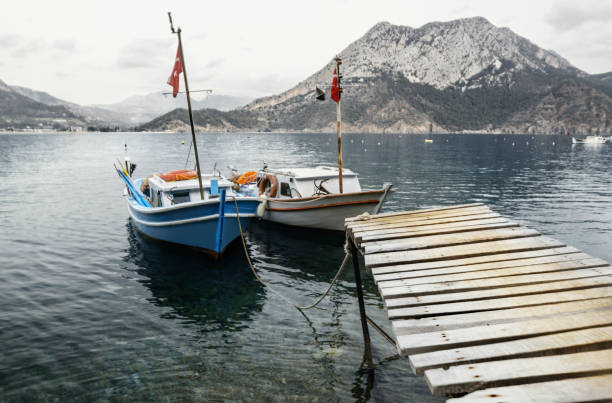 pequeños barcos pesqueros turcos amarrados al muelle - turkish culture turkey fishing boat fishing fotografías e imágenes de stock
