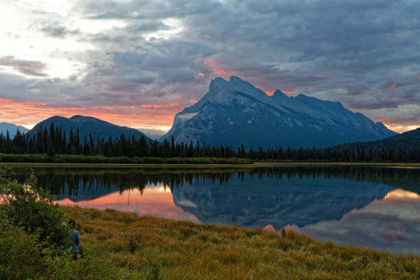 istock Sunrise on Vermilion Lakes 1289773928