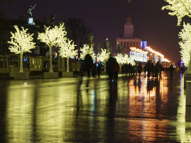 people walking in the vdnkh moscow public park - vdnk imagens e fotografias de stock