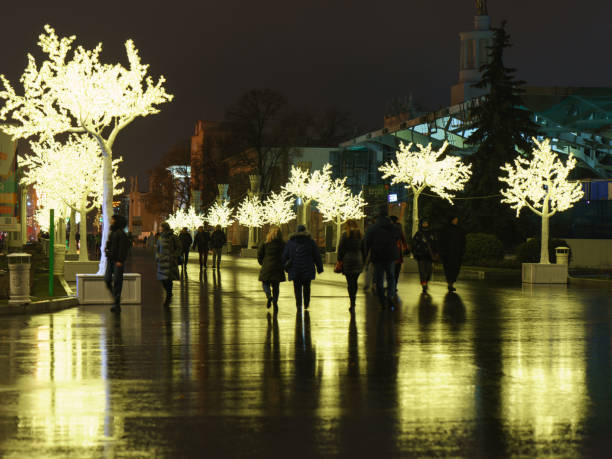 people walking in the vdnkh moscow public park - vdnk imagens e fotografias de stock