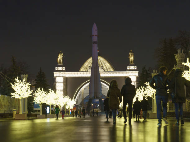 people walking in the vdnkh moscow public park - vdnk imagens e fotografias de stock