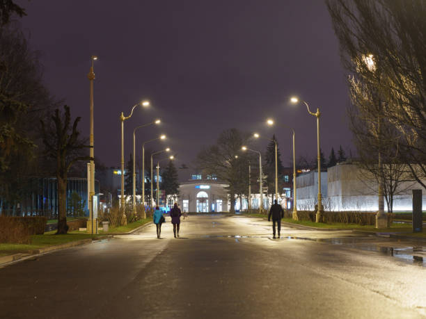 people walking in the vdnkh moscow public park - vdnk imagens e fotografias de stock