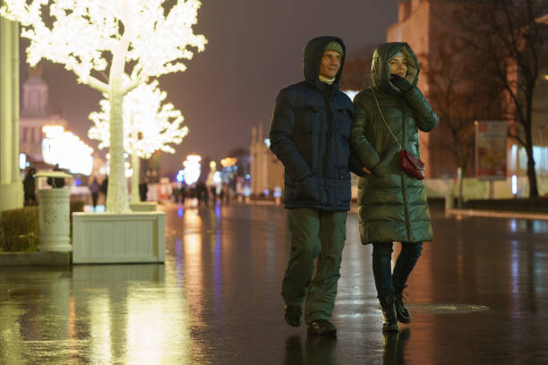 people walking in the vdnkh moscow public park - vdnk imagens e fotografias de stock