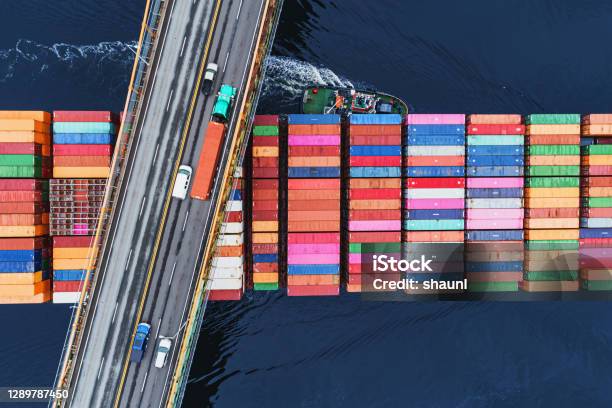 Outbound Container Ship Stockfoto und mehr Bilder von Fracht - Fracht, Verkehrswesen, Container