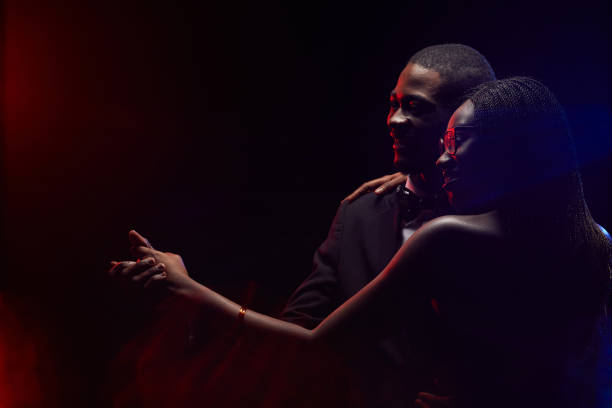 jeunes couples afro-américains slow dancing dans l’obscurité - black celebration colors dark photos et images de collection