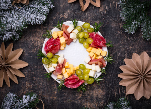 istock Appetizers in shape of Christmas wreath 1289793125