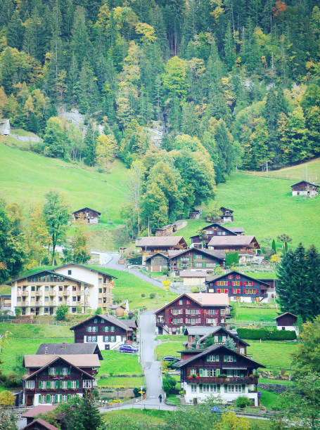 сказочная горная деревня, лаутербруннен, швейцария - interlaken стоковые фото и изображения