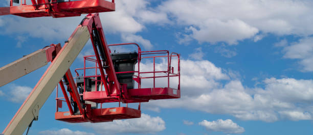 ascenseur articulé de perche. ascenseur aérien de plate-forme. ascenseur télescopique de perche contre le ciel bleu. grue mobile de construction à louer et à vendre. entretien et réparation du service de levage hydraulique de flèche. concessionnaire - rental unit photos et images de collection