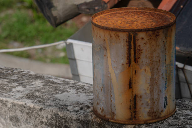 istock The can of rusty paint 1289849948