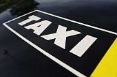 taxi-schild-auf-schwarzem-hintergrund.jpg?b=1&s=170x170&k=20&c=jiIWJ52l_8zcCpzhRMoSdFK3CC0XkWB6UVqcfIrP6kU=