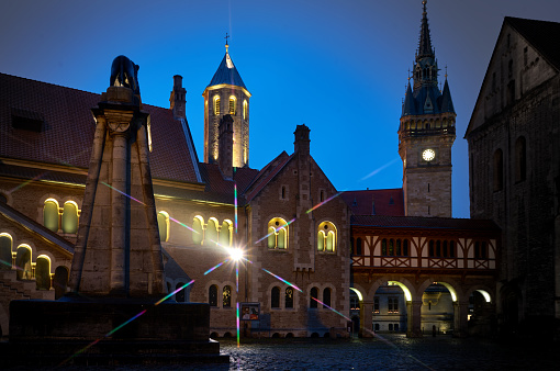 Night shot of the Burgplatz in Braunschweig with a central spotlight that creates a star pattern