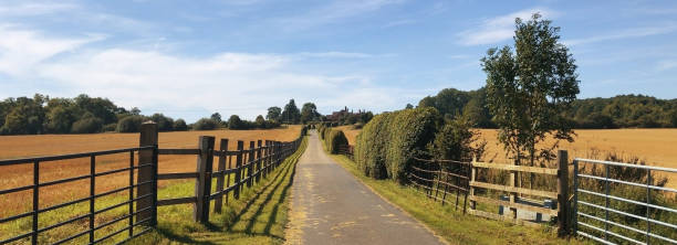 amplia imagen panorámica panorámica de la carretera de campo warwickshire midlands england uk - warwickshire fotografías e imágenes de stock