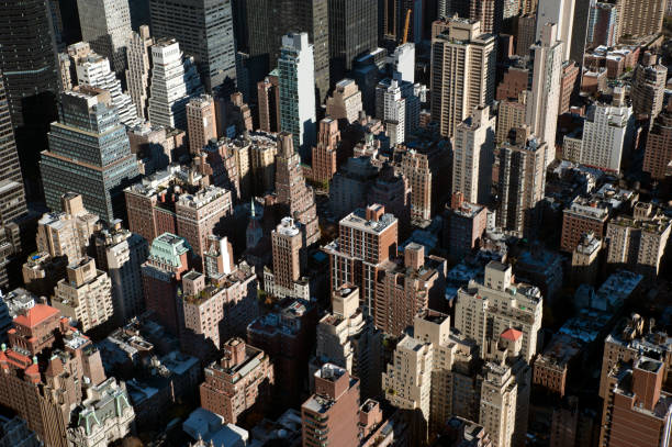 vista aérea abstrata do brinquedo-like manhattan, um dos bairros mais densamente povoados em nova york, eua - aerial view manhattan new york city new york state - fotografias e filmes do acervo