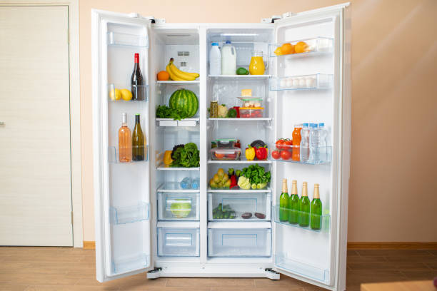 réfrigérateur ouvert plein de fruits, légumes et boissons - frigo ouvert photos et images de collection
