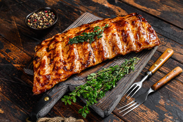 bbq grilled pork spare ribs on a cutting board. wooden background. top view - sparerib imagens e fotografias de stock