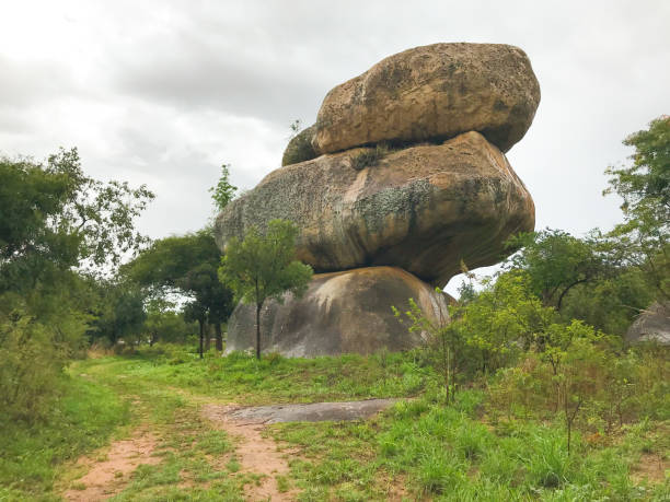 balancing rocks, epworth, zimbabwe - travel famous place balanced rock beauty in nature imagens e fotografias de stock