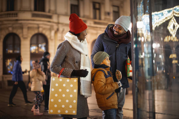 istock Family Christmas Shopping 1289872216