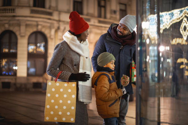 istock Family Christmas Shopping 1289872232