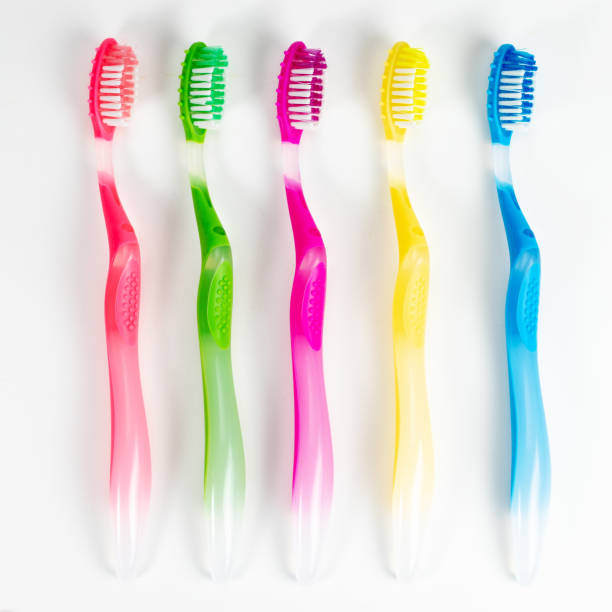 ustaw kolorowe szczoteczki do zębów na białym tle - toothbrush dental hygiene dental equipment rainbow zdjęcia i obrazy z banku zdjęć