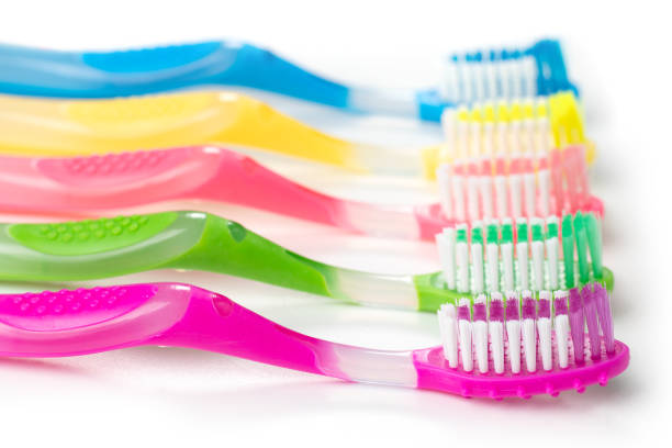 ustaw kolorowe szczoteczki do zębów na białym tle - toothbrush dental hygiene dental equipment rainbow zdjęcia i obrazy z banku zdjęć