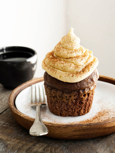 schokoladen-cupcake mit sahne, leckere cupcakes mit ganache, muffin, brownie, - muffin cheese bakery breakfast stock-fotos und bilder