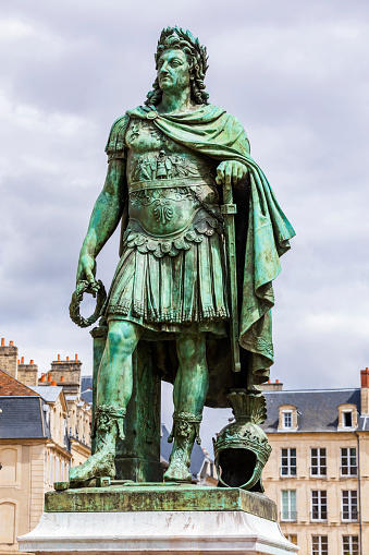 estatua de bronce del rey Luis XIV como emperador romano en el centro civil de Caen photo