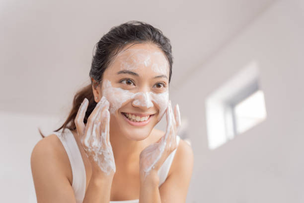 美しい女性のアジア人は、クレンジングフォームを使用しています。 - exfoliating scrub ストックフォトと画像