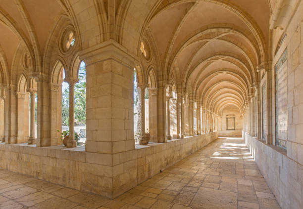 jérusalem - le couloir gothique de l’atrium en l’église du pater noster sur le mont des oliviers. - mount of olives photos et images de collection