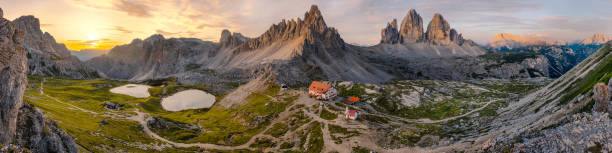 drei gipfel von lavaredo, drei zinnen, - alto adige summer travel destinations vacations stock-fotos und bilder