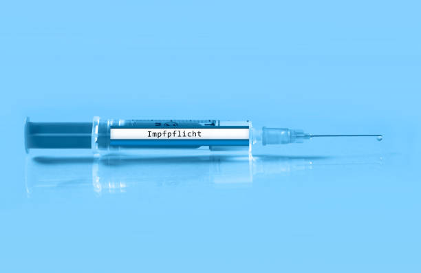 close up of a syringe with the german inscription vaccination obligation - 11877 imagens e fotografias de stock