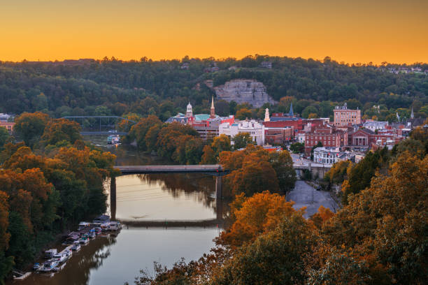 Frankfort, Kentucky, USA town skyline on the Kentucky River Frankfort, Kentucky, USA town skyline on the Kentucky River at dusk. kentucky stock pictures, royalty-free photos & images