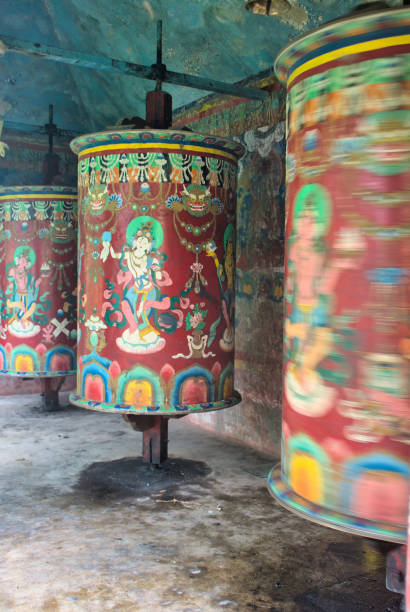 ruedas de oración de gangtok, sikkim, india - tibetan script fotografías e imágenes de stock