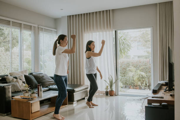istock Online Aerobic dancing at home with friend 1289914152