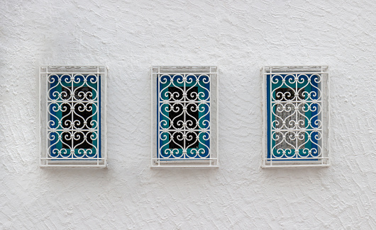 Ventana con rejilla decorativa en Túnez photo