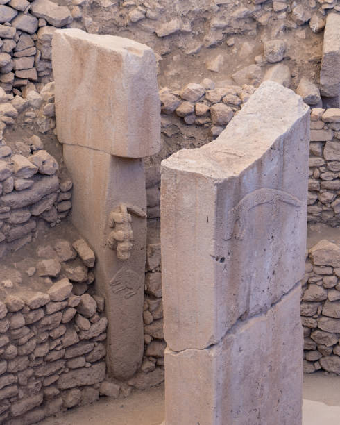 gobekli tepe es un sitio arqueológico en la cima de una cresta de montaña en la región de anatolia sudoriental de turquía. - sudoriental fotografías e imágenes de stock