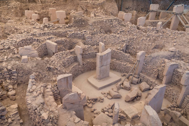 gobekli tepe es un sitio arqueológico en la cima de una cresta de montaña en la región de anatolia sudoriental de turquía. - sudoriental fotografías e imágenes de stock