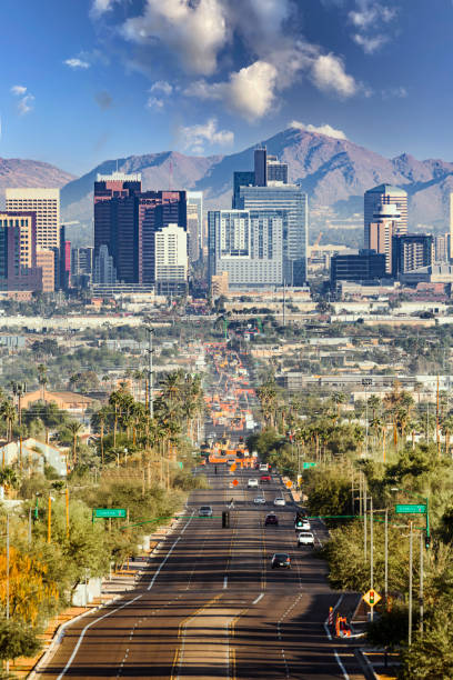 skyline von phoenix, arizona - phoenix downtown district skyline city stock-fotos und bilder