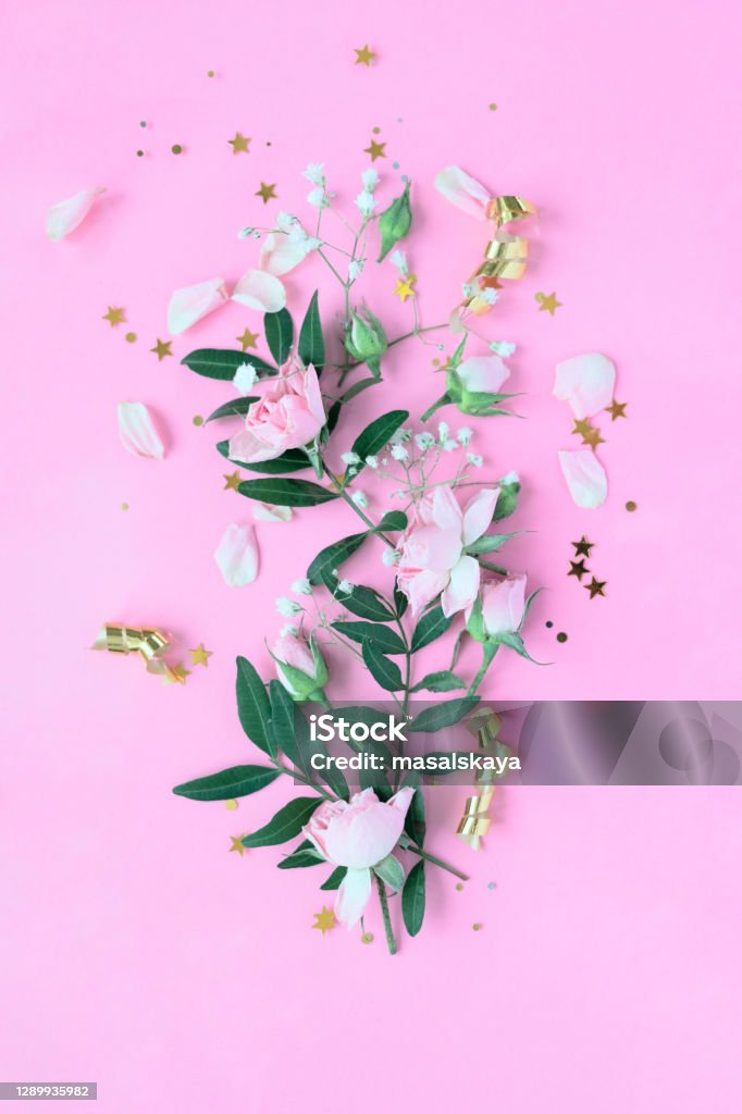 Diseño Creativo Hecho Con Flores Rosas Y Violetas Sobre Fondo Rosa Plano  Foto de stock y más banco de imágenes de Abstracto - iStock