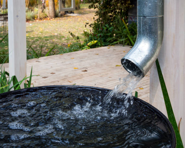 wasser leitet aus dem abflussrohr in einen metallbehälter ab - sammlung stock-fotos und bilder