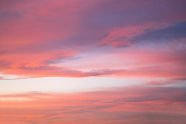 sonnenuntergang himmel rosa blau und orange weiche farben - sunset dusk stock-fotos und bilder