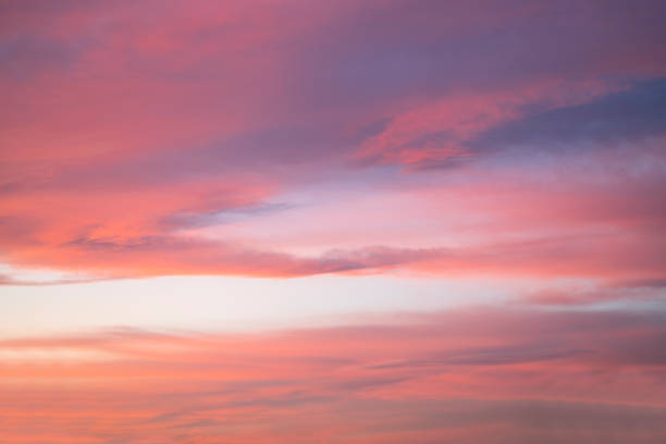 coucher du soleil ciel rose bleu et orange couleurs douces - heaven cloudscape majestic sky photos et images de collection