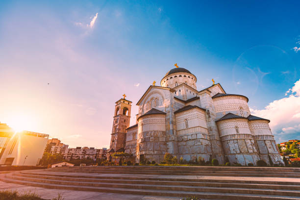 cathédrale de la résurrection du christ, podgorica, monténégro, europe. ciel bleu avec des nuages à l’arrière-plan. scène de soleil et de coucher du soleil. - sky city urban scene blue photos et images de collection