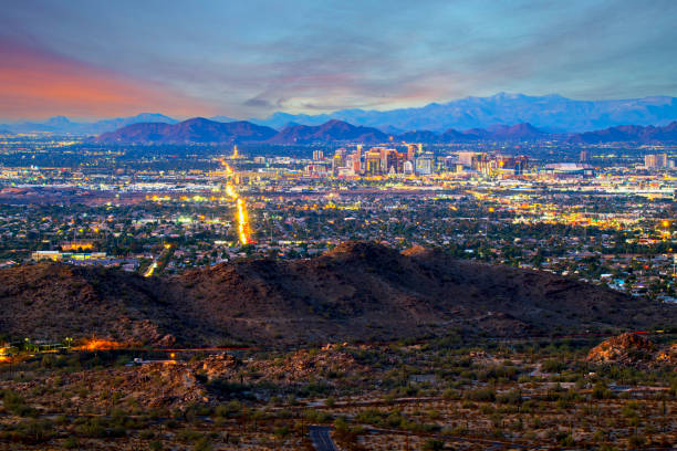 phoenix, arizona skyline ao anoitecer - phoenix arizona skyline desert - fotografias e filmes do acervo