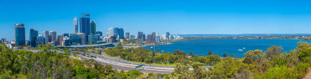 skyline di perth visto da kings park e botanic garden, australia - kings park foto e immagini stock