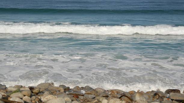 ocean waves and rocks, monterey, northern california, usa. 17-mile drive near big sur, seaside golf tourist resort on pacific coast highway. splashing water and sea breeze of pebble beach. road trip - pebble beach california california golf carmel california imagens e fotografias de stock