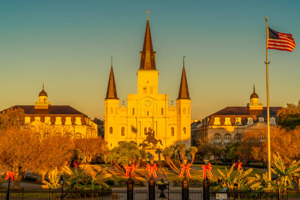 st. louis cathedral in new orleans - cajun food stock-fotos und bilder