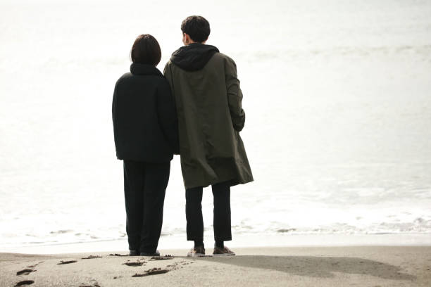 istock Couple overlooking the sea 1289981183