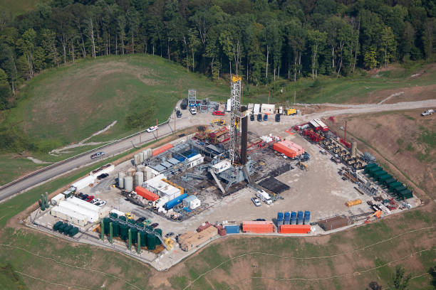 pozzo di gas naturale - marcellus shale foto e immagini stock