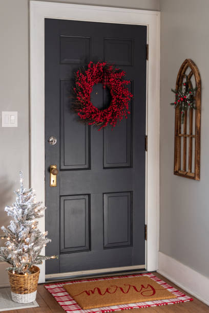 interior door with red berry wreath in charming older home - doormat door christmas holiday imagens e fotografias de stock